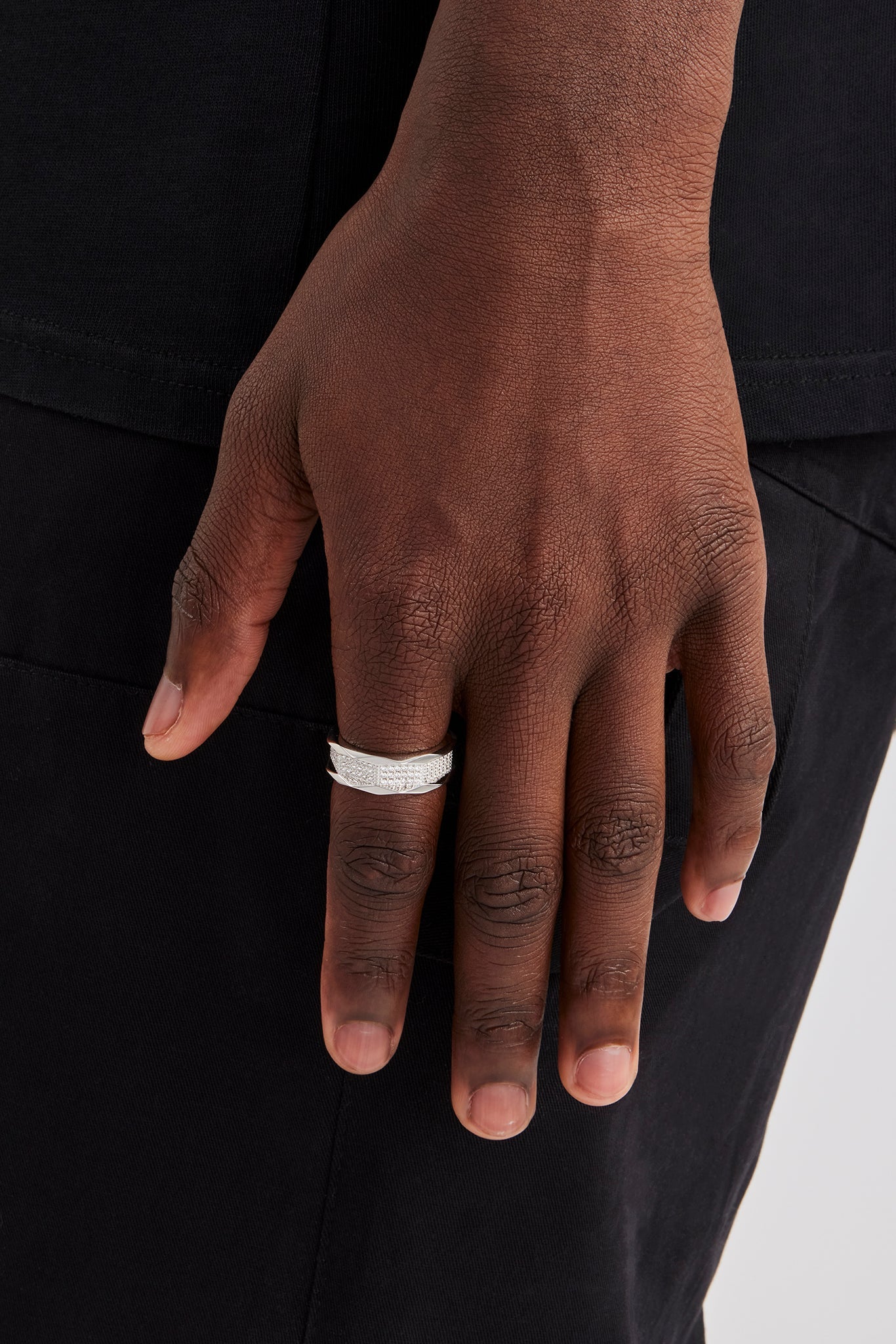 Abgewinkelter Ring mit polierter Kante und Eissteinmitte – 8 mm